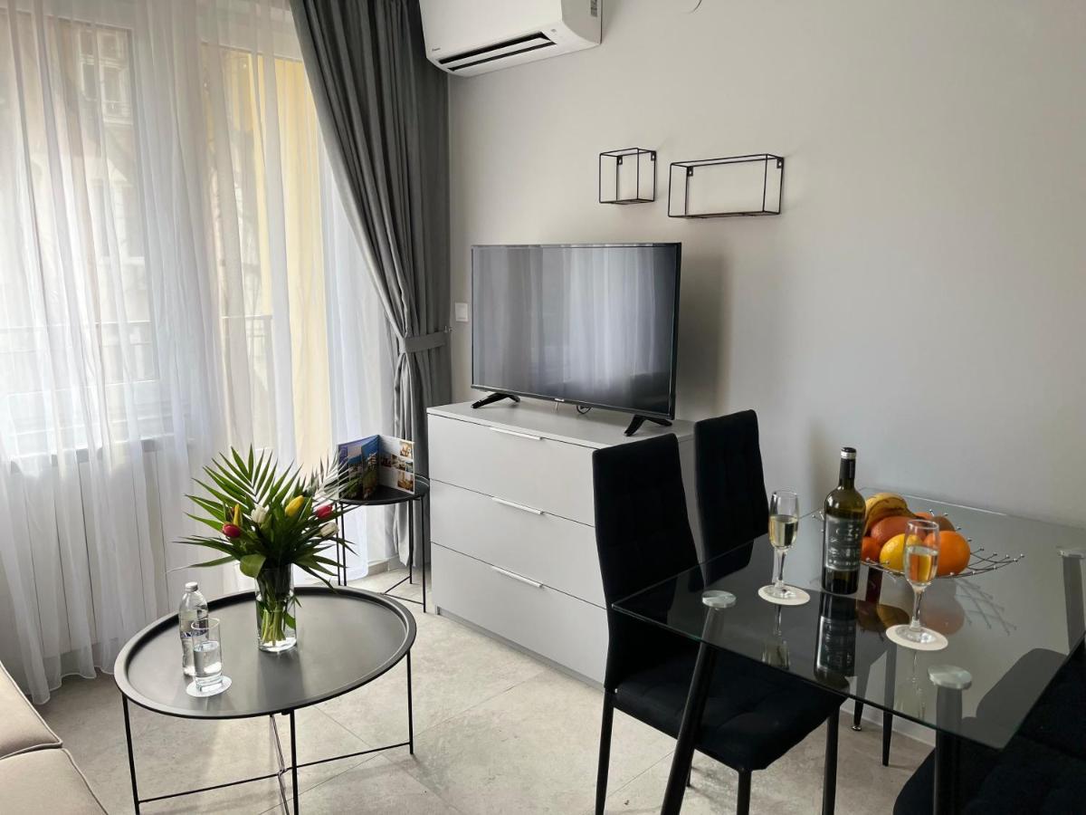 Coop Apartments, Apartment *